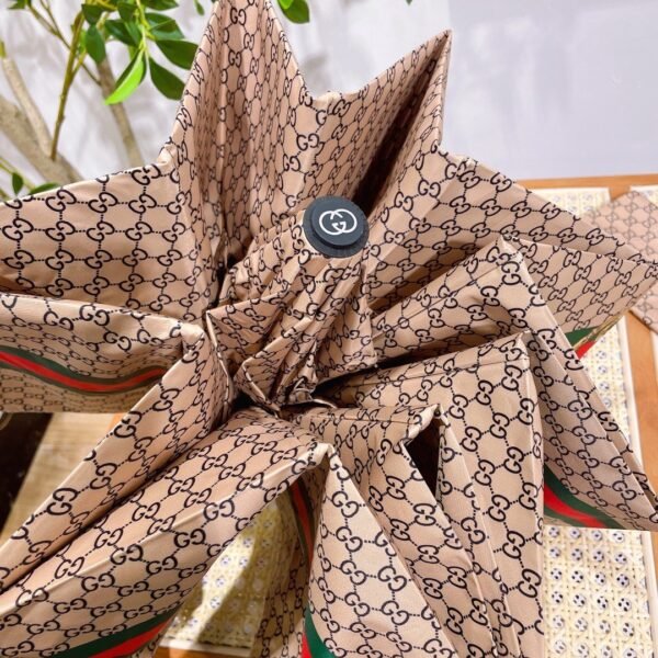 GUCCI fully automatic folding umbrella with black coating effectively blocks 99% of UV rays.