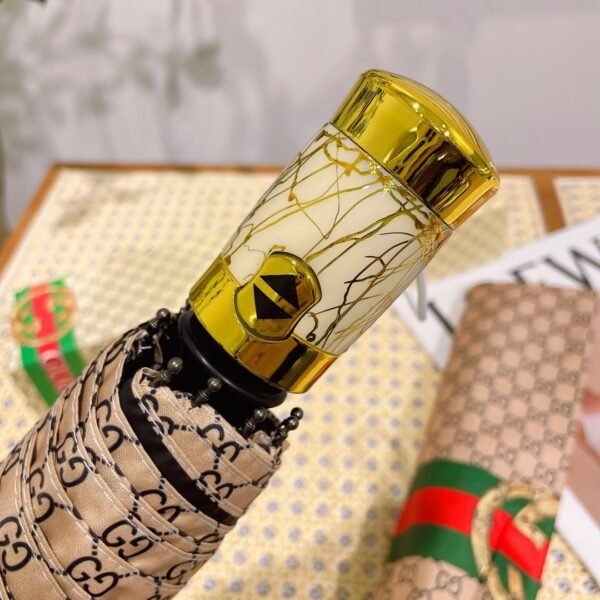 GUCCI fully automatic folding umbrella with black coating effectively blocks 99% of UV rays.