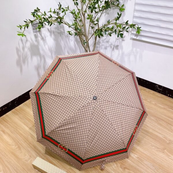 GUCCI fully automatic folding umbrella with black coating effectively blocks 99% of UV rays.