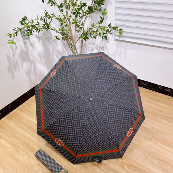 GUCCI fully automatic folding umbrella with black coating effectively blocks 99% of UV rays.