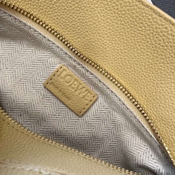 LOEWE Small Puzzle Bag in Grained Cowhide Leather. 1:1 Matching Size: 24×10.5x16cm.