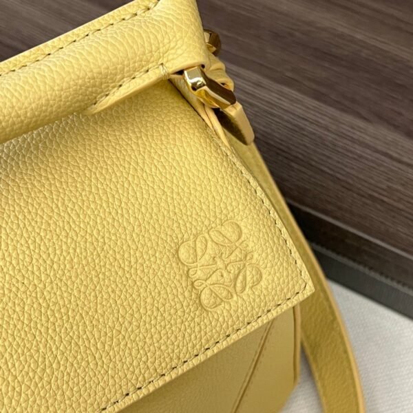 LOEWE Small Puzzle Bag in Grained Cowhide Leather. 1:1 Matching Size: 24×10.5x16cm.