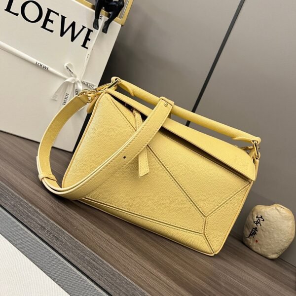 LOEWE Small Puzzle Bag in Grained Cowhide Leather. 1:1 Matching Size: 24×10.5x16cm.