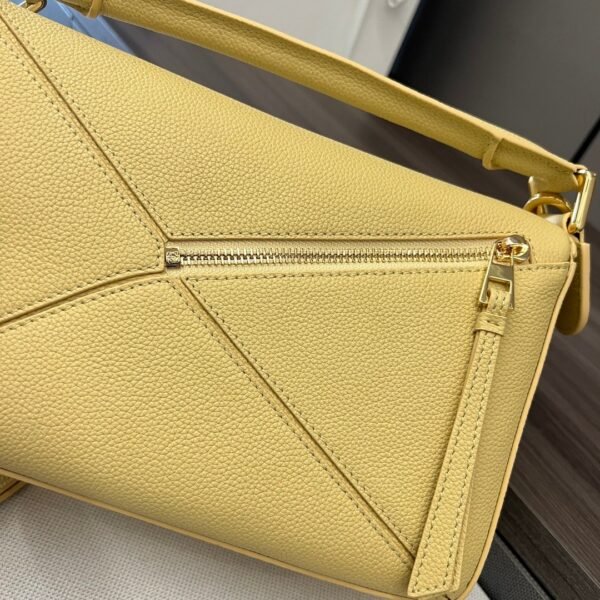 LOEWE Small Puzzle Bag in Grained Cowhide Leather. 1:1 Matching Size: 24×10.5x16cm.
