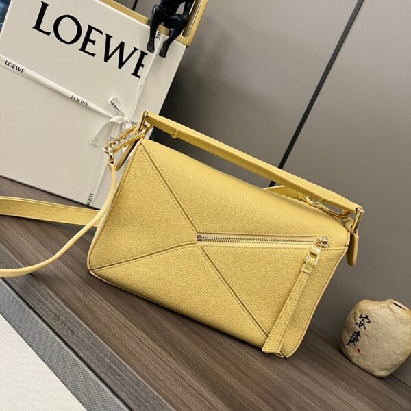 LOEWE Small Puzzle Bag in Grained Cowhide Leather. 1:1 Matching Size: 24×10.5x16cm.