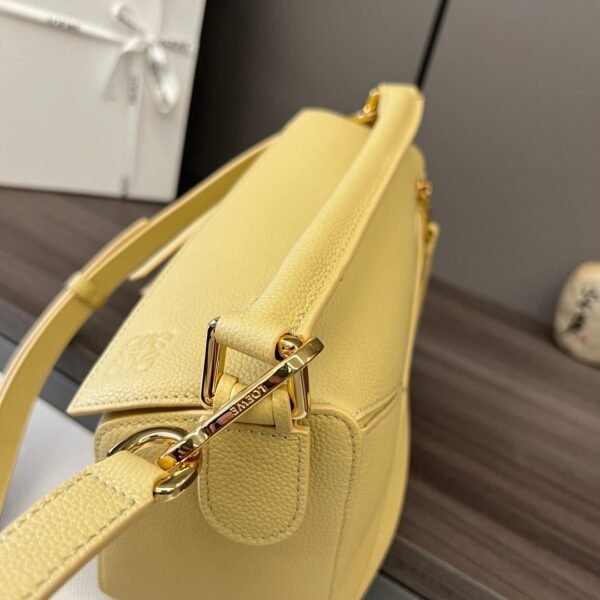 LOEWE Small Puzzle Bag in Grained Cowhide Leather. 1:1 Matching Size: 24×10.5x16cm.