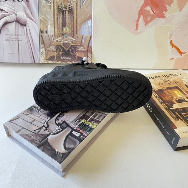 VALENTINO website Synchro VT ONE STUD XL Low top sneakers