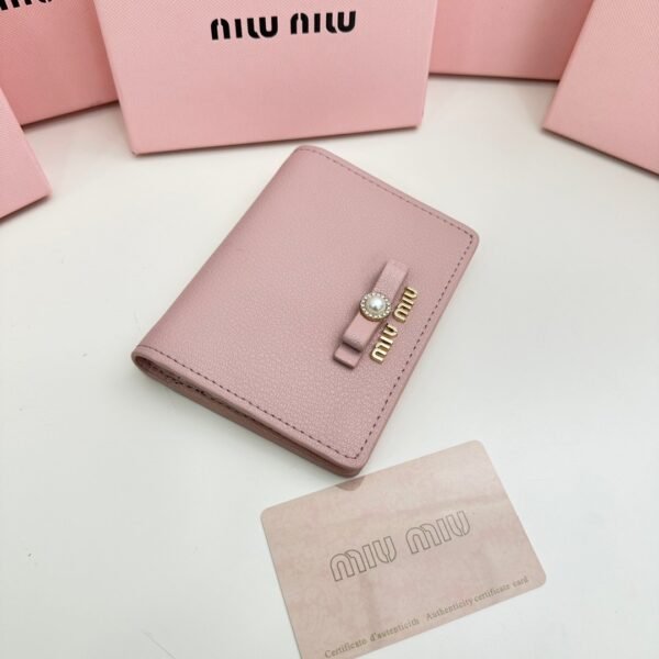miumiu new short wallet, made of cowhide, size 11.5×10.3cm