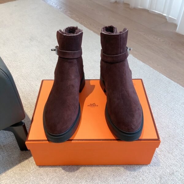 Hermès classic Kelly boots are made of calfskin leather and lambskin leather lining. High-end autumn and winter boots