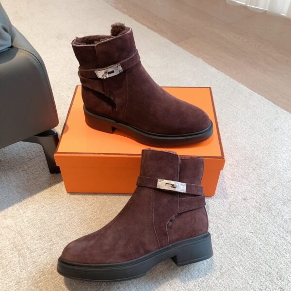 Hermès classic Kelly boots are made of calfskin leather and lambskin leather lining. High-end autumn and winter boots