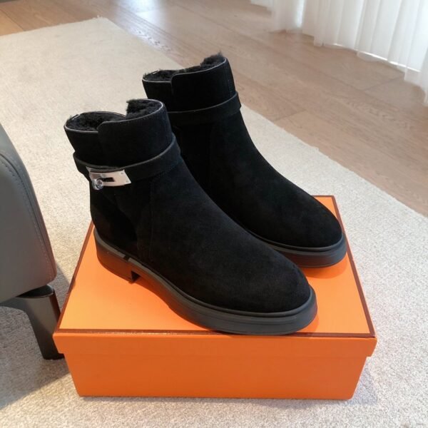 Hermès classic Kelly boots are made of calfskin leather and lambskin leather lining. High-end autumn and winter boots