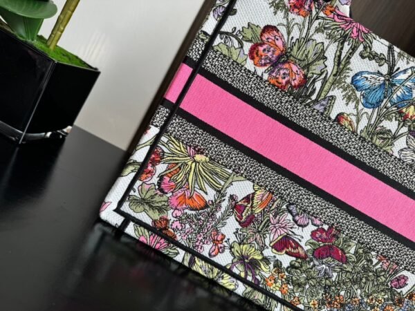 DIOR Embroidered floral tote bag 26.5X21X14cm