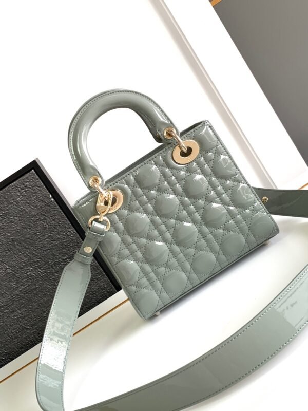 DIOR Cowhide patent leather Lady Diana handbag high-end version1:1 size 20x17x8cm