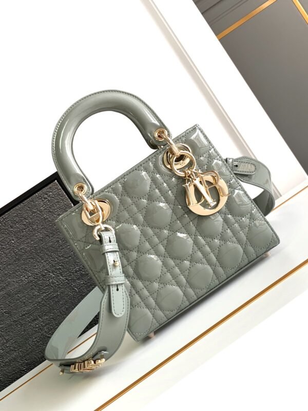 DIOR Cowhide patent leather Lady Diana handbag high-end version1:1 size 20x17x8cm