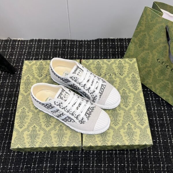 GUCCI  canvas shoe
