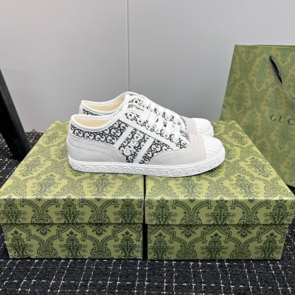 GUCCI  canvas shoe