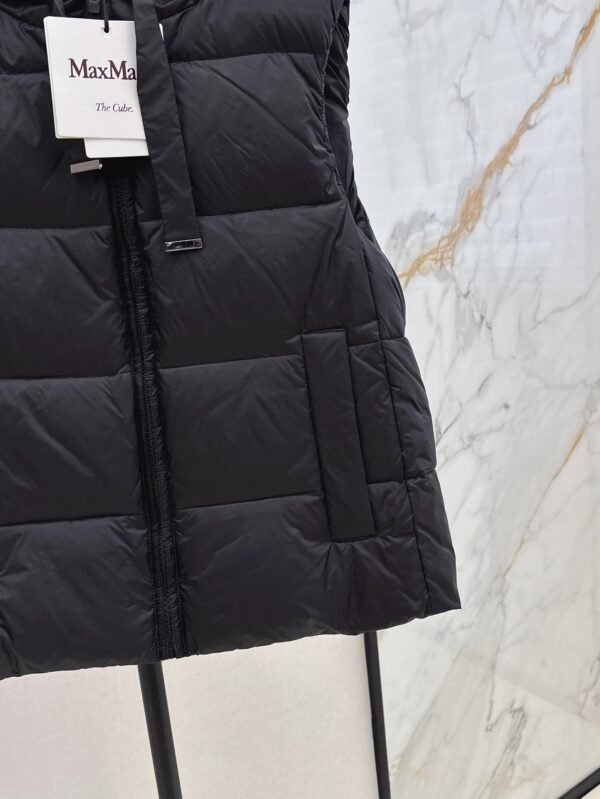 MaxMara The latest autumn and winter simple hooded down vest H version design