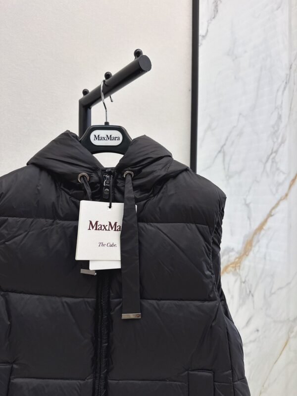 MaxMara The latest autumn and winter simple hooded down vest H version design
