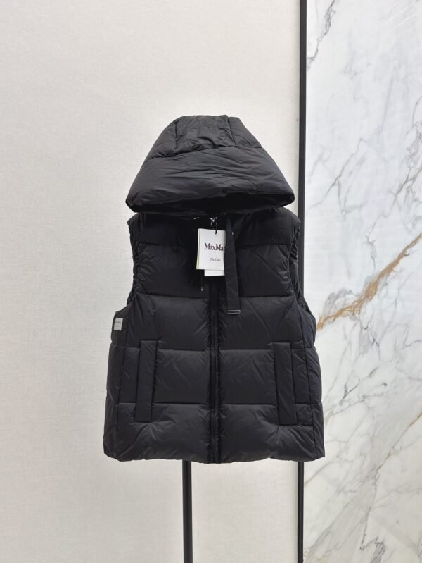 MaxMara The latest autumn and winter simple hooded down vest H version design