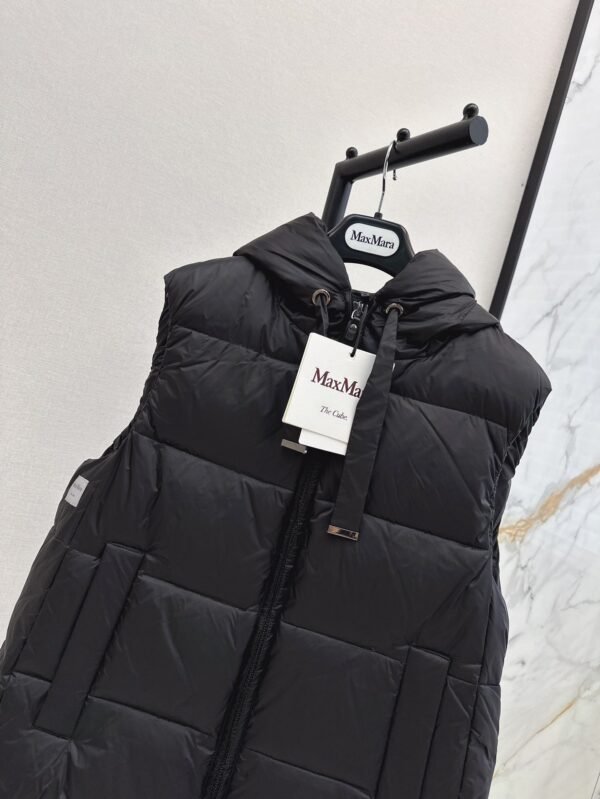 MaxMara The latest autumn and winter simple hooded down vest H version design