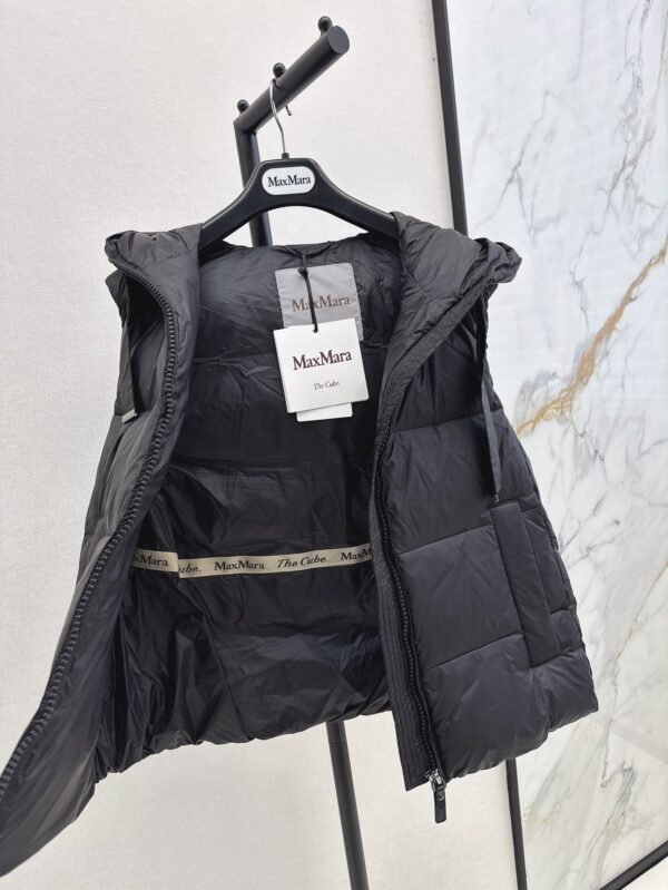 MaxMara The latest autumn and winter simple hooded down vest H version design