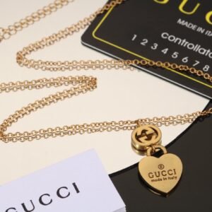 GUCCI New heart-shaped peach necklace