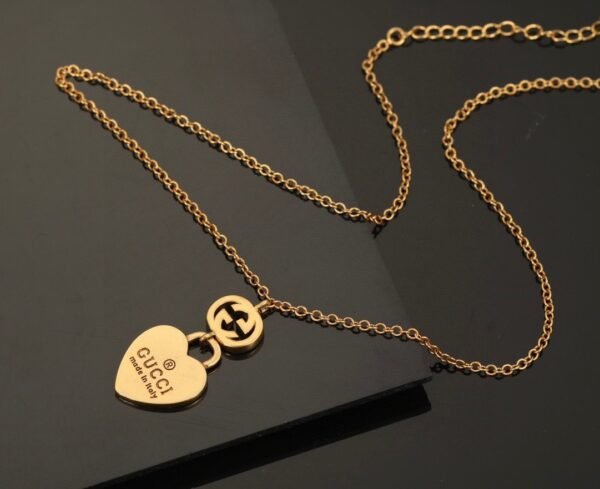 GUCCI New heart-shaped peach necklace