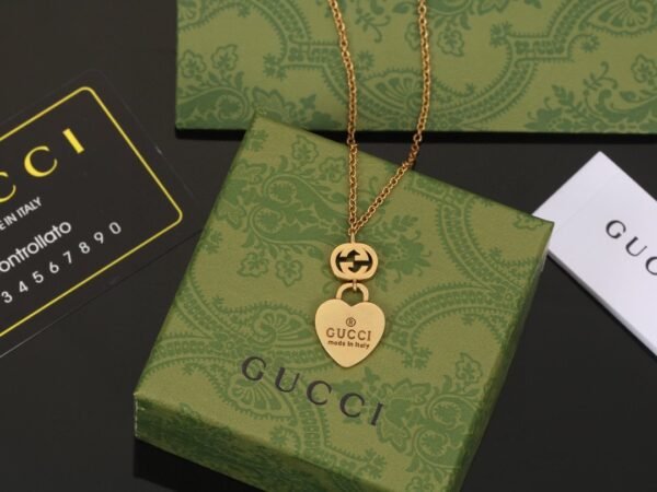 GUCCI New heart-shaped peach necklace