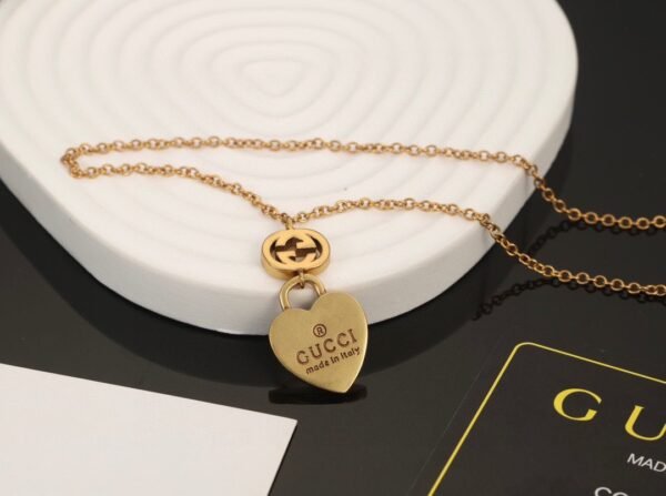 GUCCI New heart-shaped peach necklace