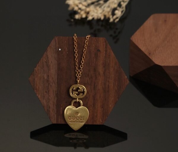 GUCCI New heart-shaped peach necklace