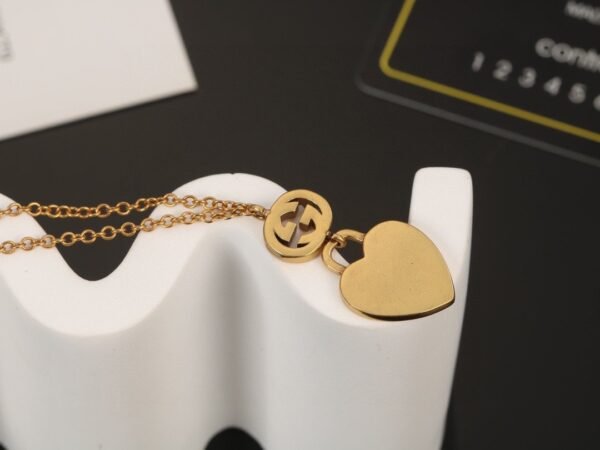 GUCCI New heart-shaped peach necklace