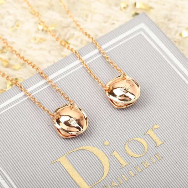 DIOR The high-end version of the rose necklace is made entirely of 925 silver and electroplated with thick gold