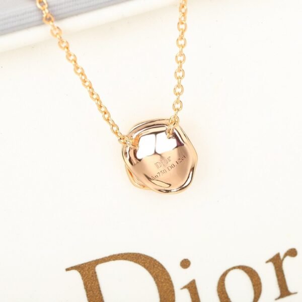 DIOR The high-end version of the rose necklace is made entirely of 925 silver and electroplated with thick gold