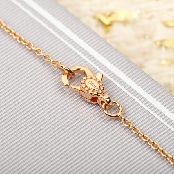 DIOR The high-end version of the rose necklace is made entirely of 925 silver and electroplated with thick gold