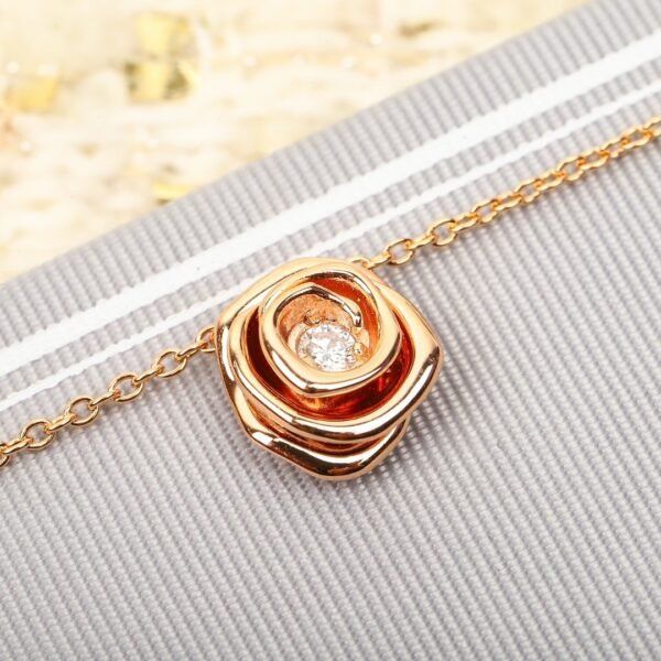 DIOR The high-end version of the rose necklace is made entirely of 925 silver and electroplated with thick gold