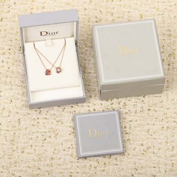 DIOR The high-end version of the rose necklace is made entirely of 925 silver and electroplated with thick gold