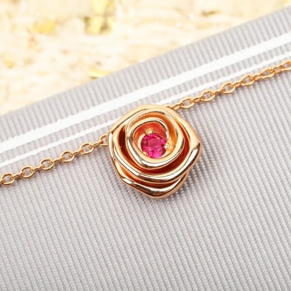 DIOR The high-end version of the rose necklace is made entirely of 925 silver and electroplated with thick gold