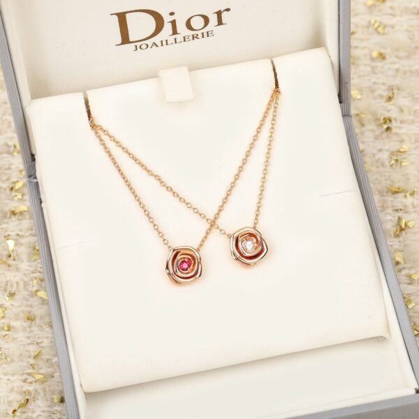 DIOR The high-end version of the rose necklace is made entirely of 925 silver and electroplated with thick gold