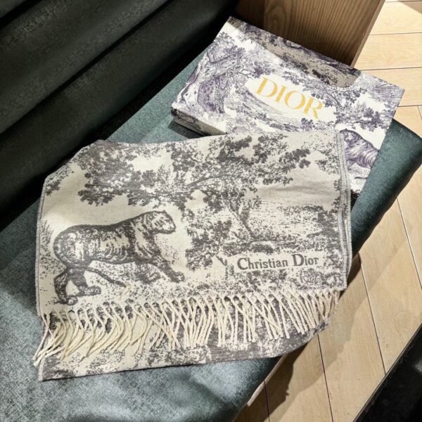 DIOR 59% cashmere, 41% wool   Christian Dior scarf