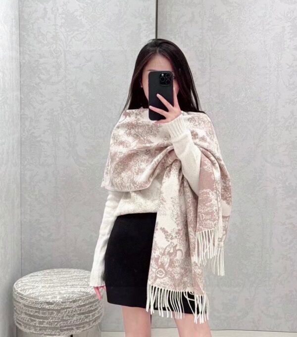 DIOR 59% cashmere, 41% wool   Christian Dior scarf
