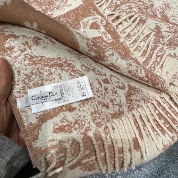 DIOR 59% cashmere, 41% wool   Christian Dior scarf