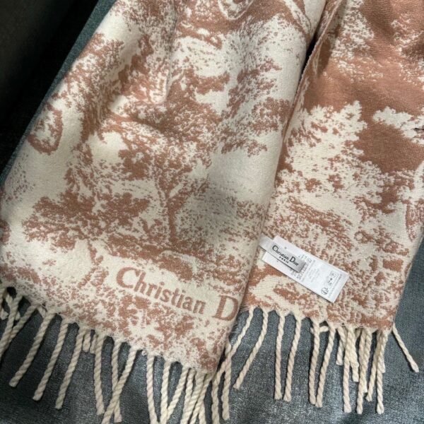 DIOR 59% cashmere, 41% wool   Christian Dior scarf
