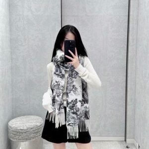 DIOR 59% cashmere, 41% wool   Christian Dior scarf