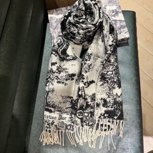 DIOR 59% cashmere, 41% wool   Christian Dior scarf