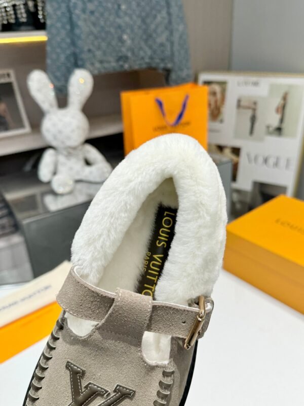 Louis Vuitton new autumn and winter Birkenstocks have a high-end wool lining