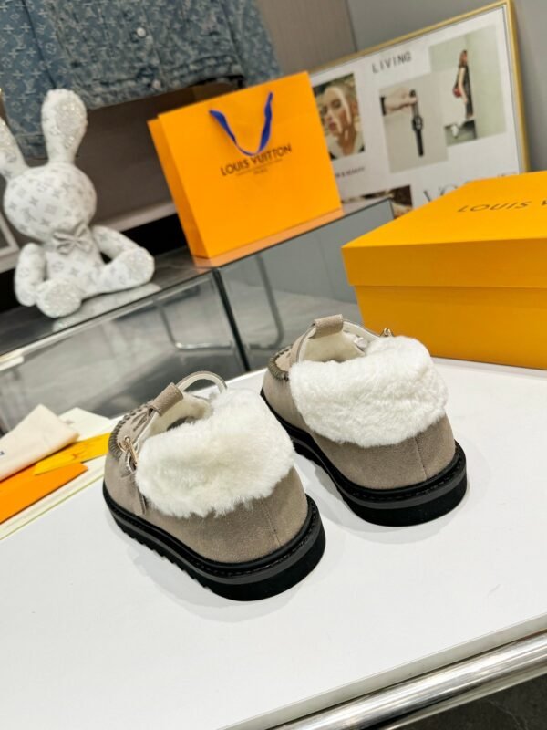 Louis Vuitton new autumn and winter Birkenstocks have a high-end wool lining