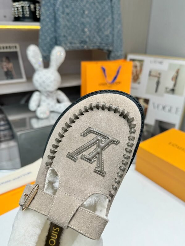 Louis Vuitton new autumn and winter Birkenstocks have a high-end wool lining
