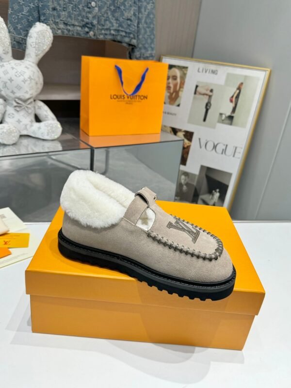 Louis Vuitton new autumn and winter Birkenstocks have a high-end wool lining