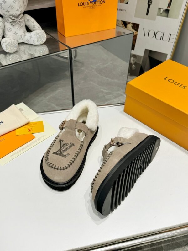 Louis Vuitton new autumn and winter Birkenstocks have a high-end wool lining
