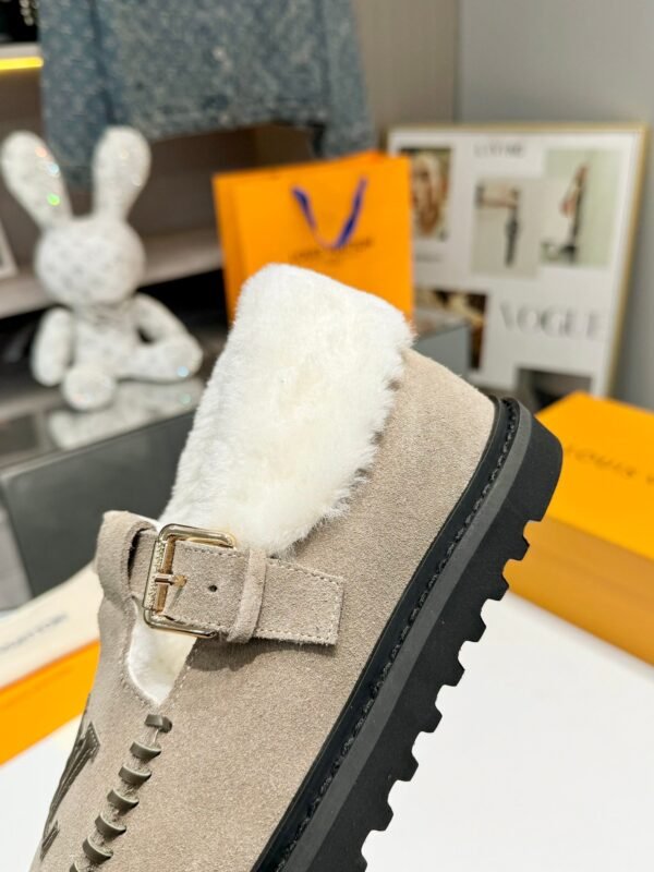 Louis Vuitton new autumn and winter Birkenstocks have a high-end wool lining